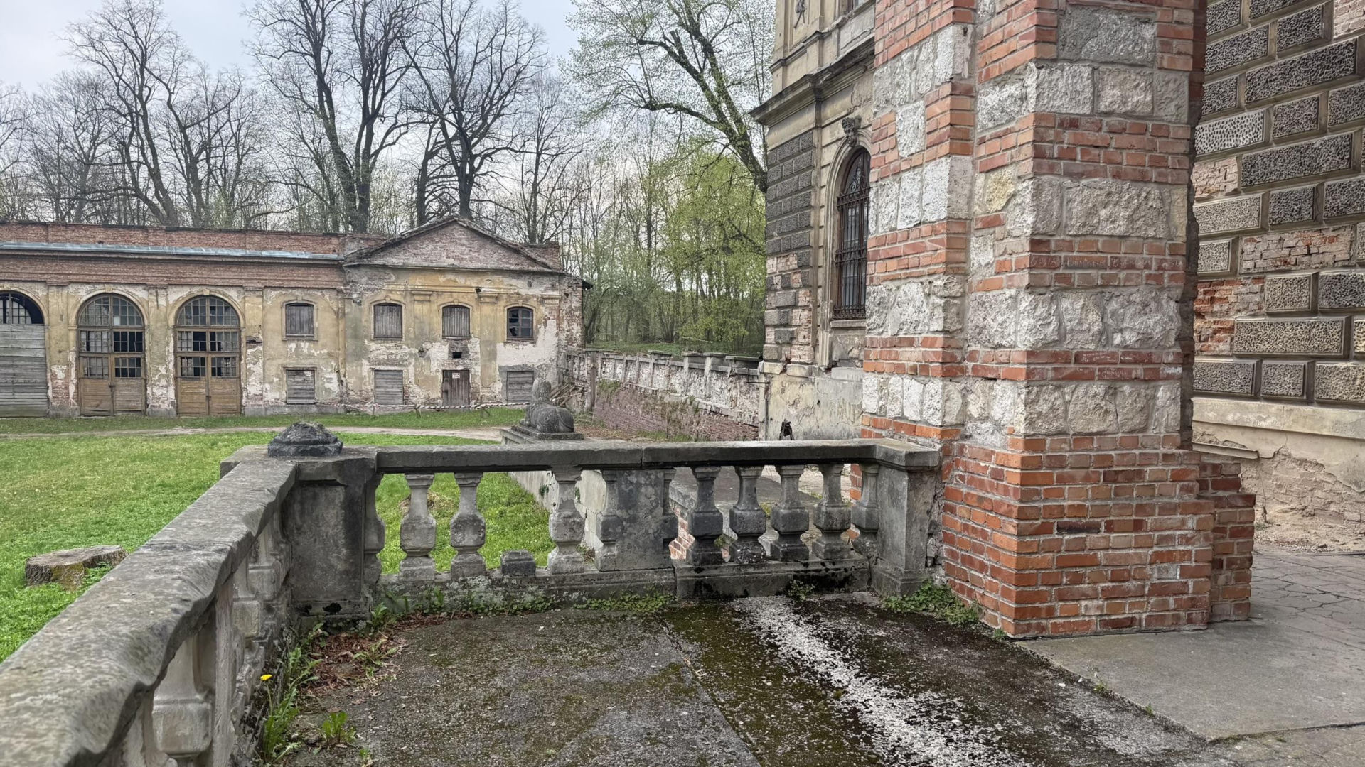 Pałac w Pilicy, wspaniała rezydencja która od dekad popada w ruinę