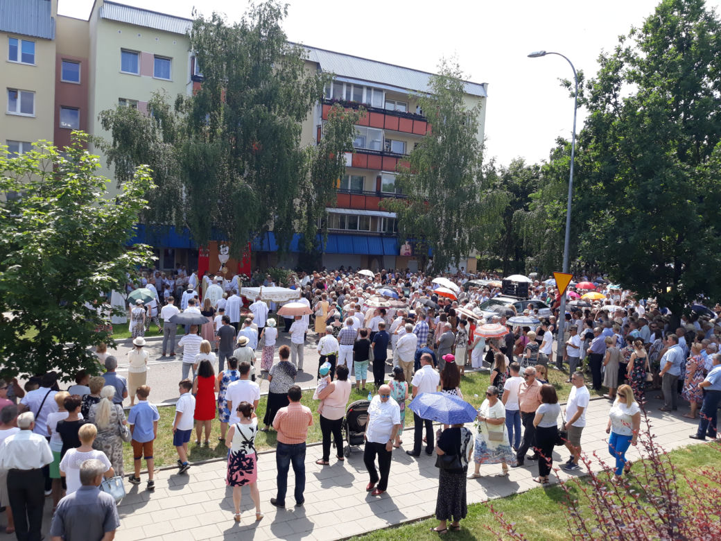 Białystok. Boże Ciało 2019. Wspólna procesja dwóch parafii: św. Jadwigi i NMP z Guadalupe
