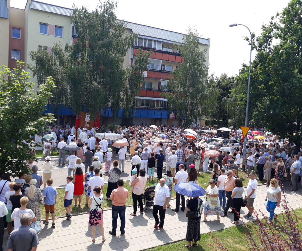 Białystok. Boże Ciało 2019. Wspólna procesja dwóch parafii: św. Jadwigi i NMP z Guadalupe