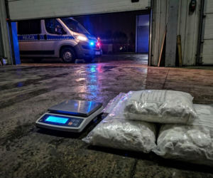 Rozbicie zbrojnego gangu w Białymstoku. Policja przejęła 31 kg narkotyków i broń