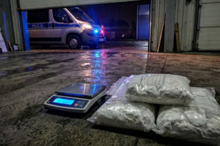 Rozbicie zbrojnego gangu w Białymstoku. Policja przejęła 31 kg narkotyków i broń