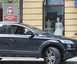 Sławomir Zapała udaje, że jeździ starym golfem
