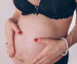 Brzuch kobiety w 36 tygodniu ciąży