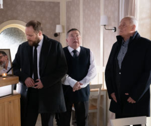 Na Wspólnej odc. 3091 po wakacjach 2020. Paweł (Grzegorz Kwiecień), Hebel (Tadeusz Huk), Włodek (Mieczysław Hryniewicz)