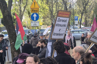 Manifestacja przed ambasadą Izraela. W tle zatrzymanie statku z Polką na pokładzie