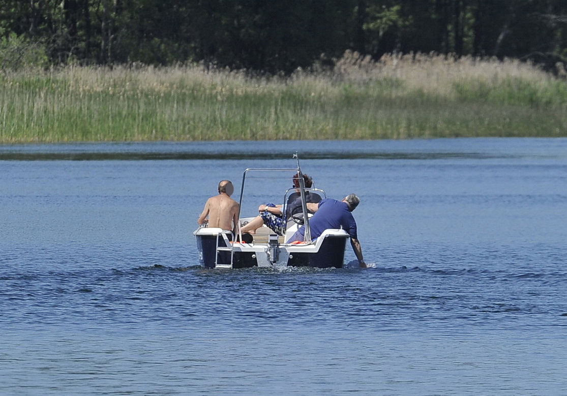 Kwaśniewscy szaleli na motorówce na Mazurach