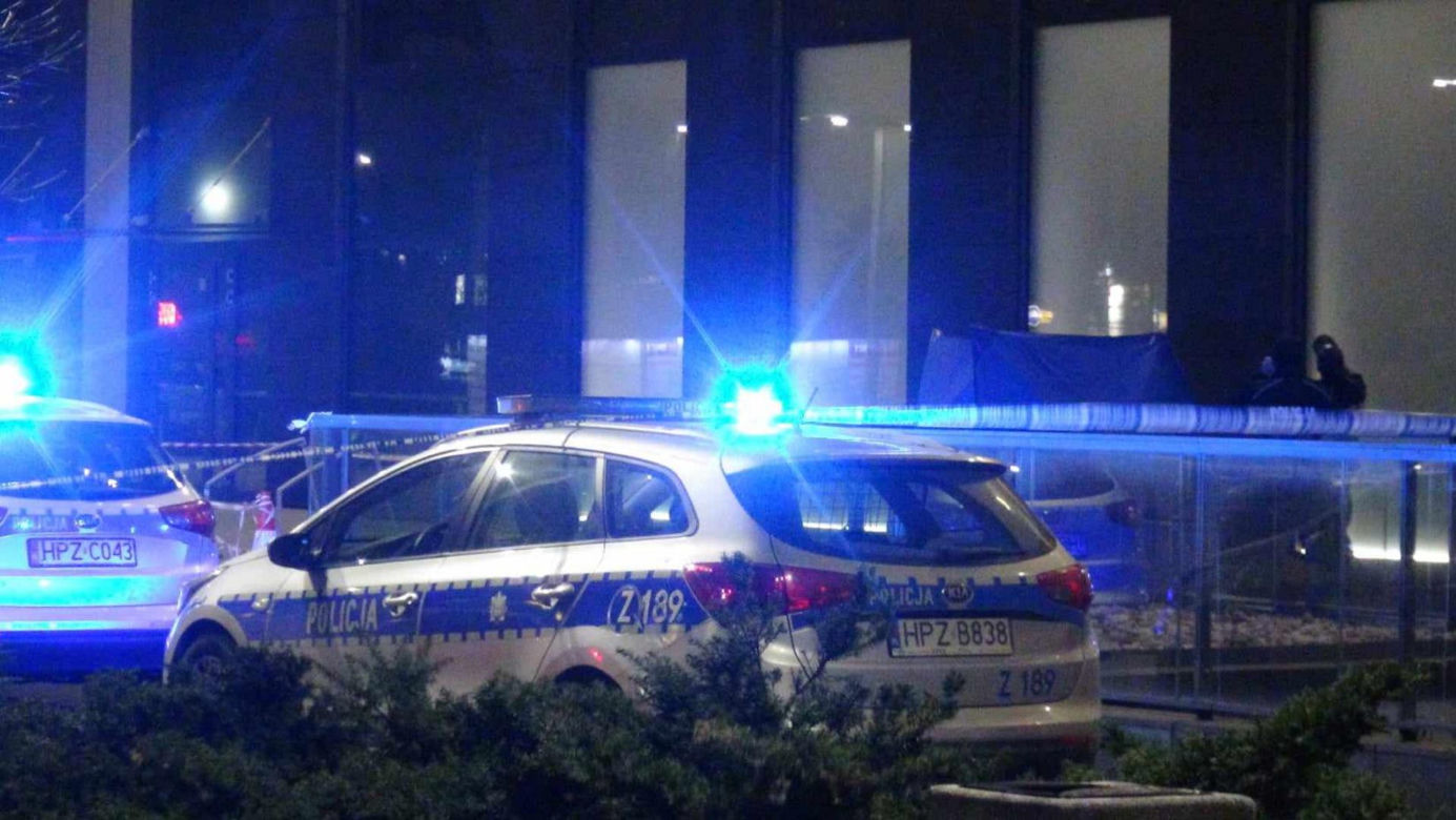 Dramat przy rondzie Wiatraczna. Na chodniku znaleziono ciało młodej kobiety