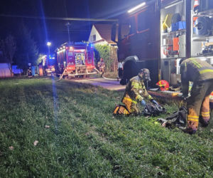 Pożar domu w Woli Rzędzińskiej. Z ogniem walczyło kilkudziesięciu strażaków