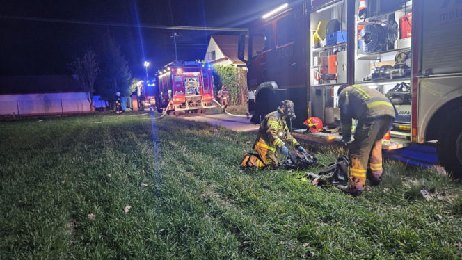 Pożar domu w Woli Rzędzińskiej. Z ogniem walczyło kilkudziesięciu strażaków