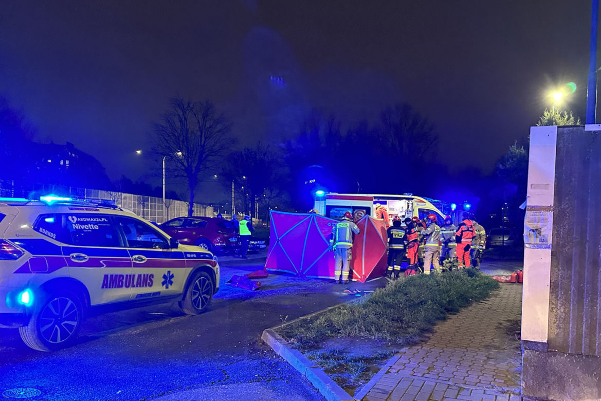 Makabra we Włochach. Kierowca bmw przejechał pieszą