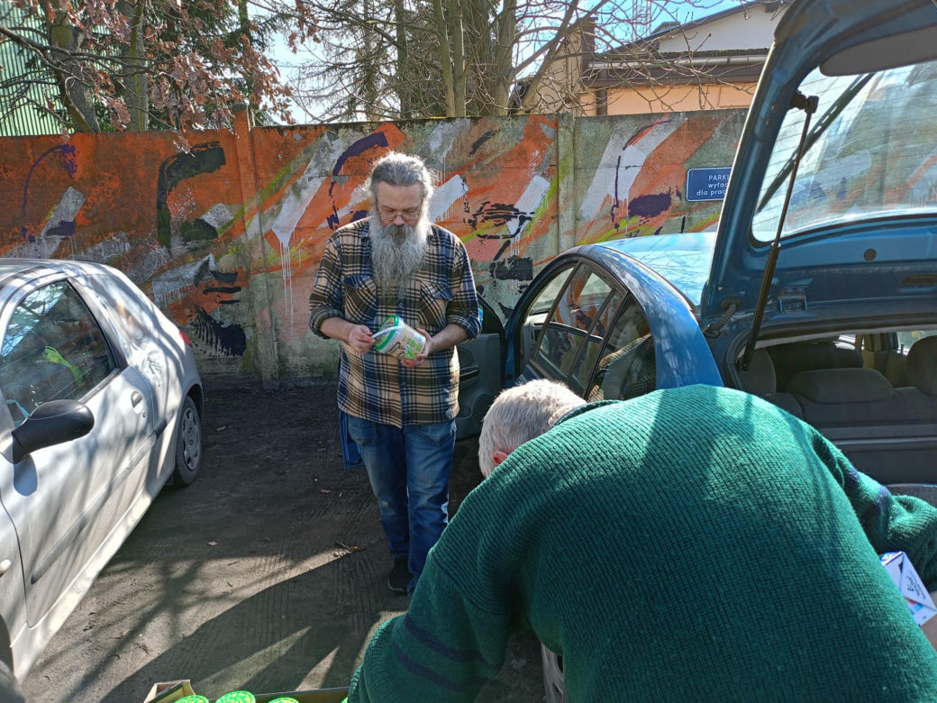 Jeden z nich pracował w schronisku, drugi tam żył. Teraz razem pomagają ludziom w kryzysie bezdomności