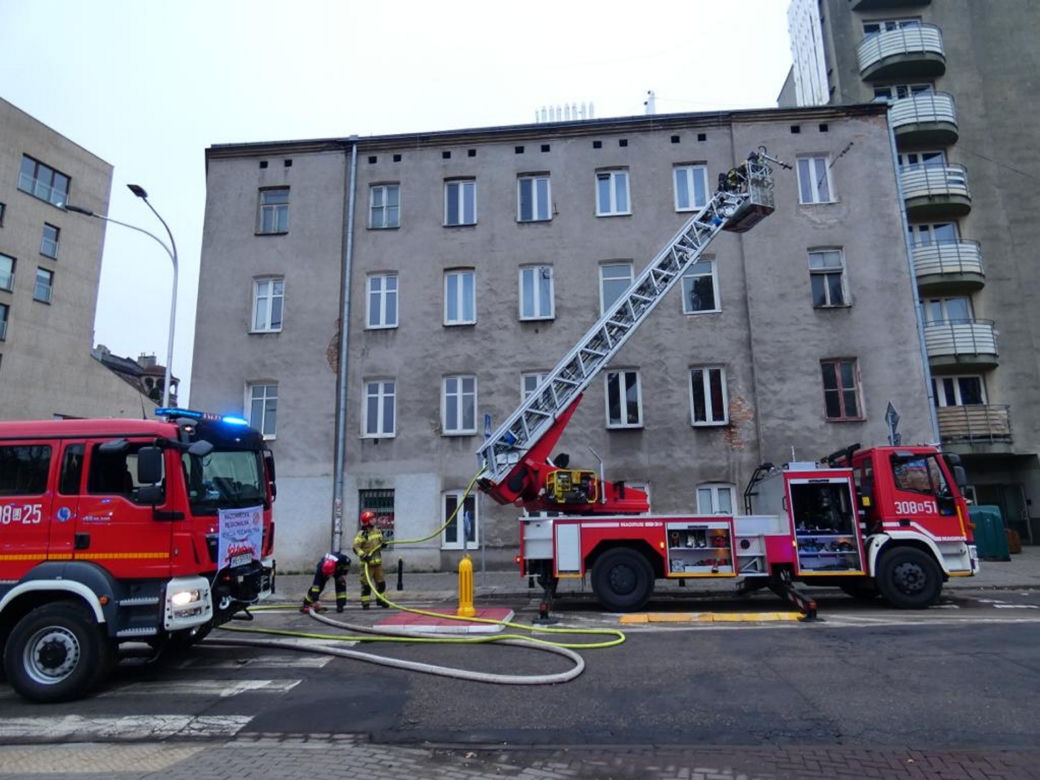 Warszawa. Płonie kamienica na Kamionku! Na miejscu osiem zastępów straży pożarnej!
