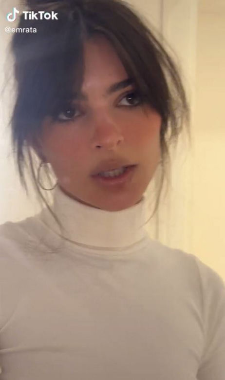 Emily Ratajkowski trzęsie gołą pupą na wakacjach. Fani zachwyceni. "Jak jabłuszka"