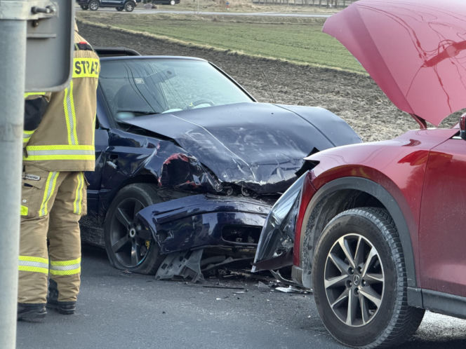 Huk w spokojnej wsi. Doszło do wypadku, jedna osoba w szpitalu