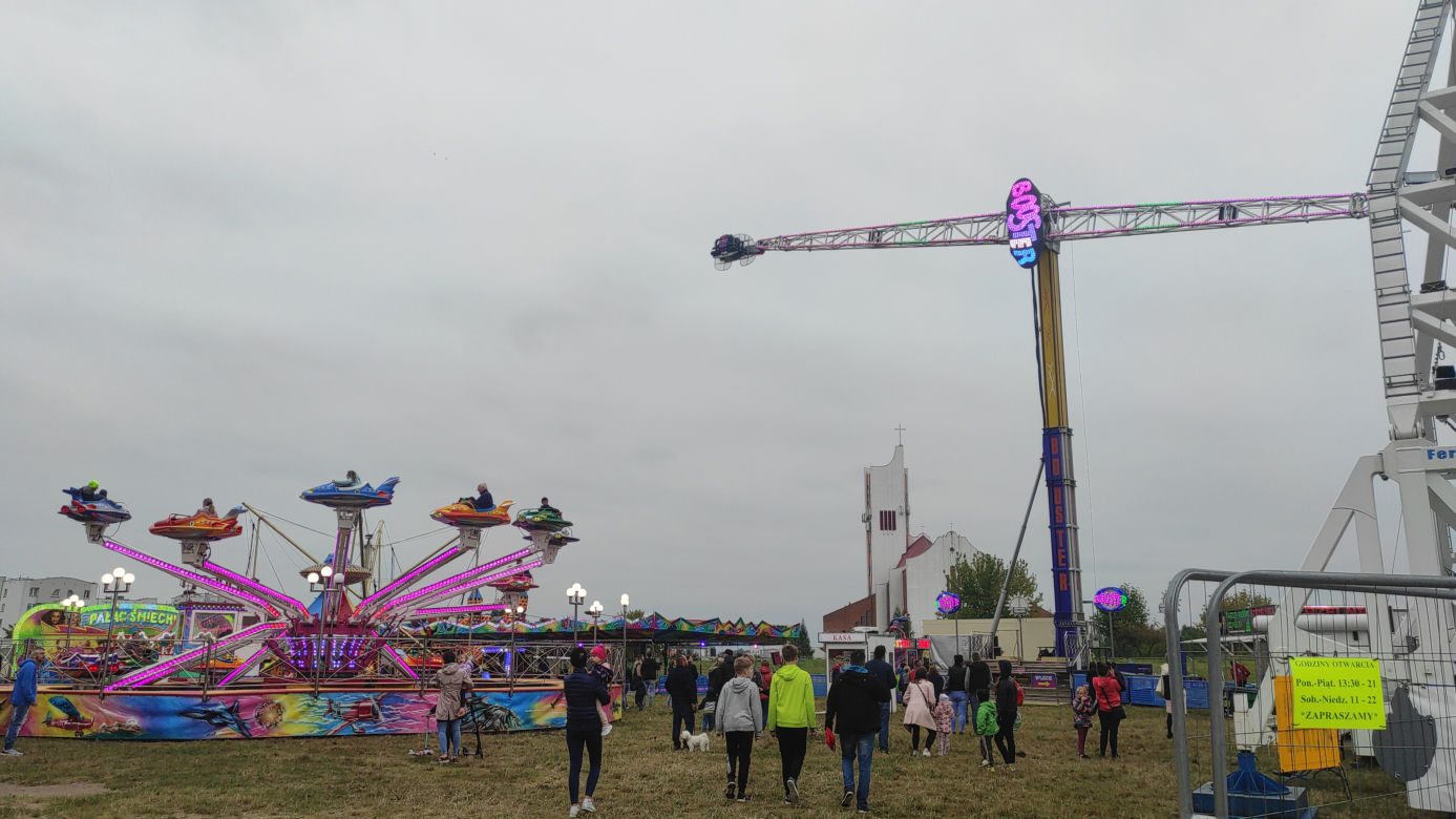 Białystok. Na osiedlu Zielone Wzgórza rozstawił się lunapark