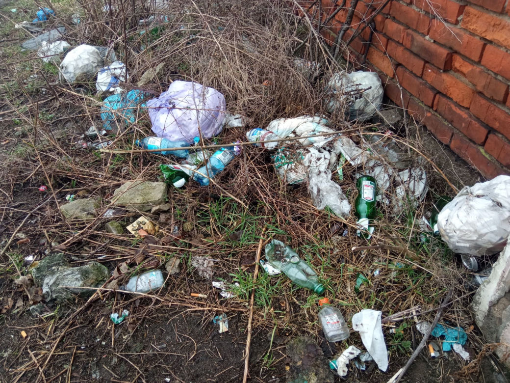 Dzikie wysypisko na terenie po dawnym kinie