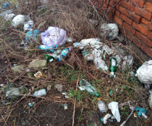 Dzikie wysypisko na terenie po dawnym kinie