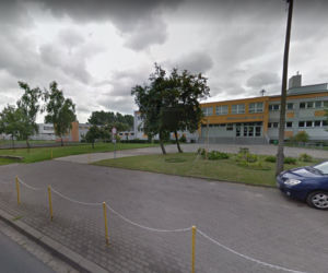 W pobliżu miejsca dramatu znajduje się Zespół Szkół