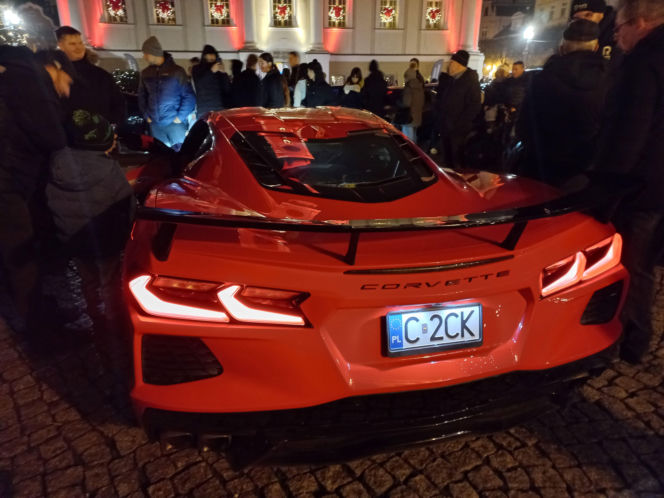 Świąteczny Zlot Amerykańskich Samochodów na Rynku w Lesznie