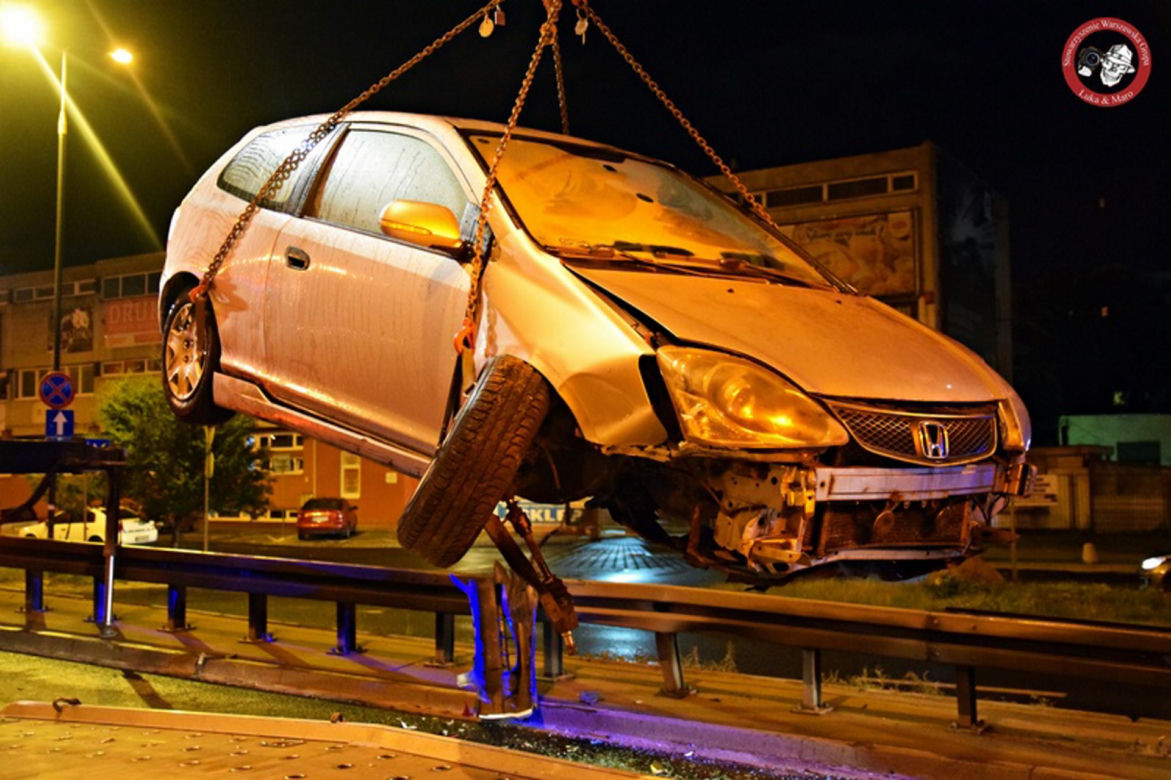 Honda zawisła na barierkach