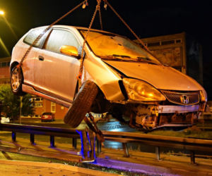 Honda zawisła na barierkach