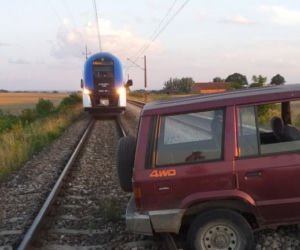 Policja szuka kierowcy porzuconego na torach auta