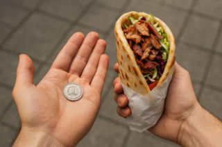 Wyzwiska i gaz pieprzowy. Brutalny atak w kebabie. Poszło o... złotówkę