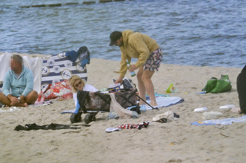 Borys Szyc z rodziną na plaży