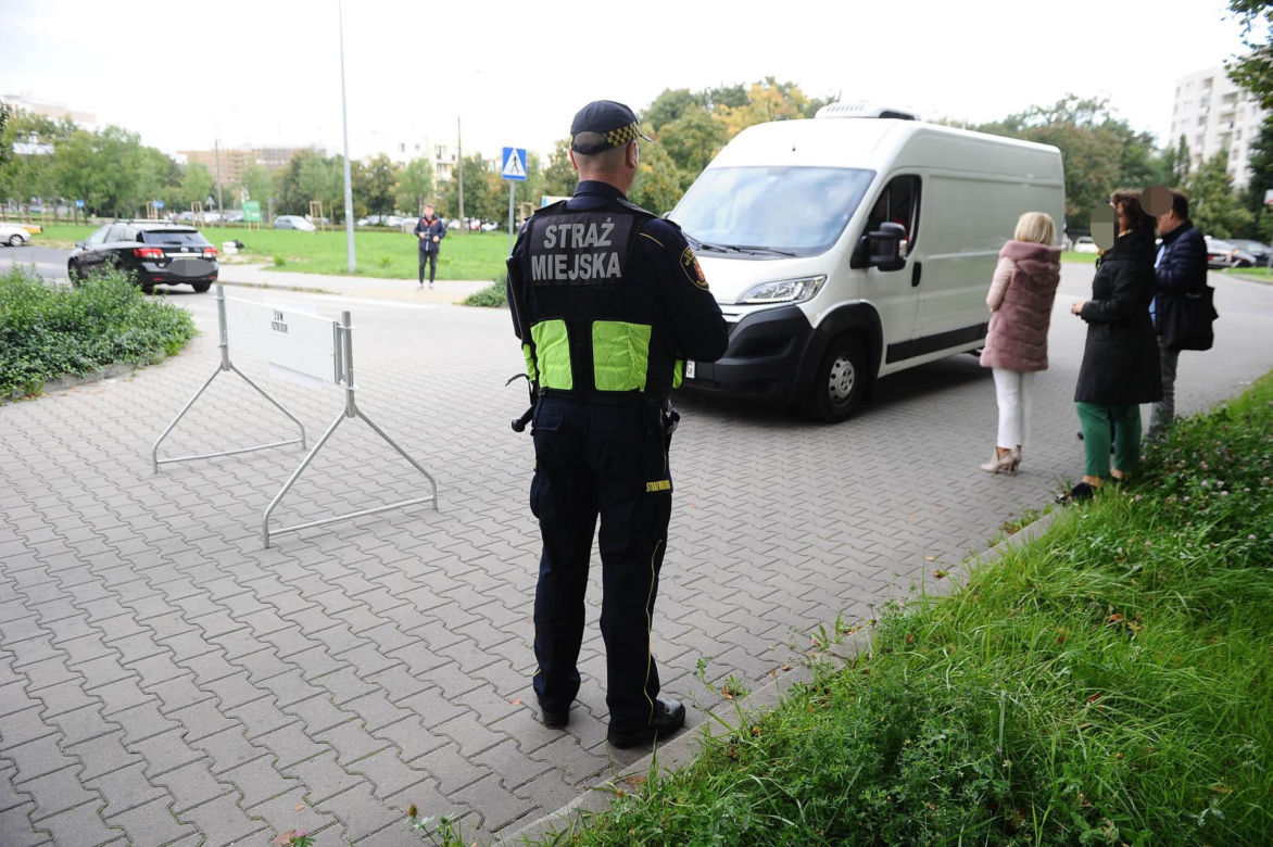 Tyle zarabiają strażnicy miejscy w Warszawie. Stawki mogą zaskoczyć