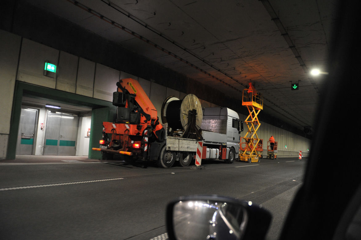 Będzie zasięg w tunelu Południowej Obwodnicy Warszawy. Operatorzy montują kabel GSM
