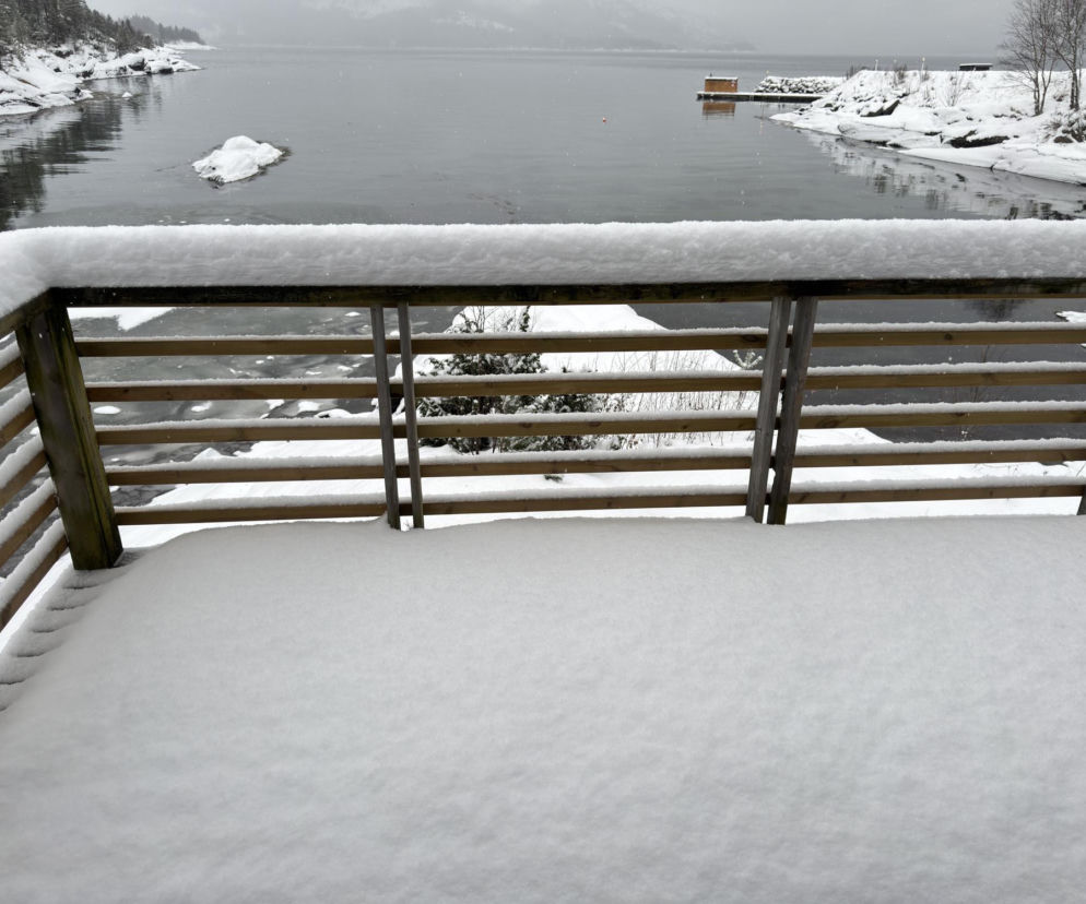 Odśnieżanie balkonu zimą – prawo, bezpieczeństwo i eksploatacja