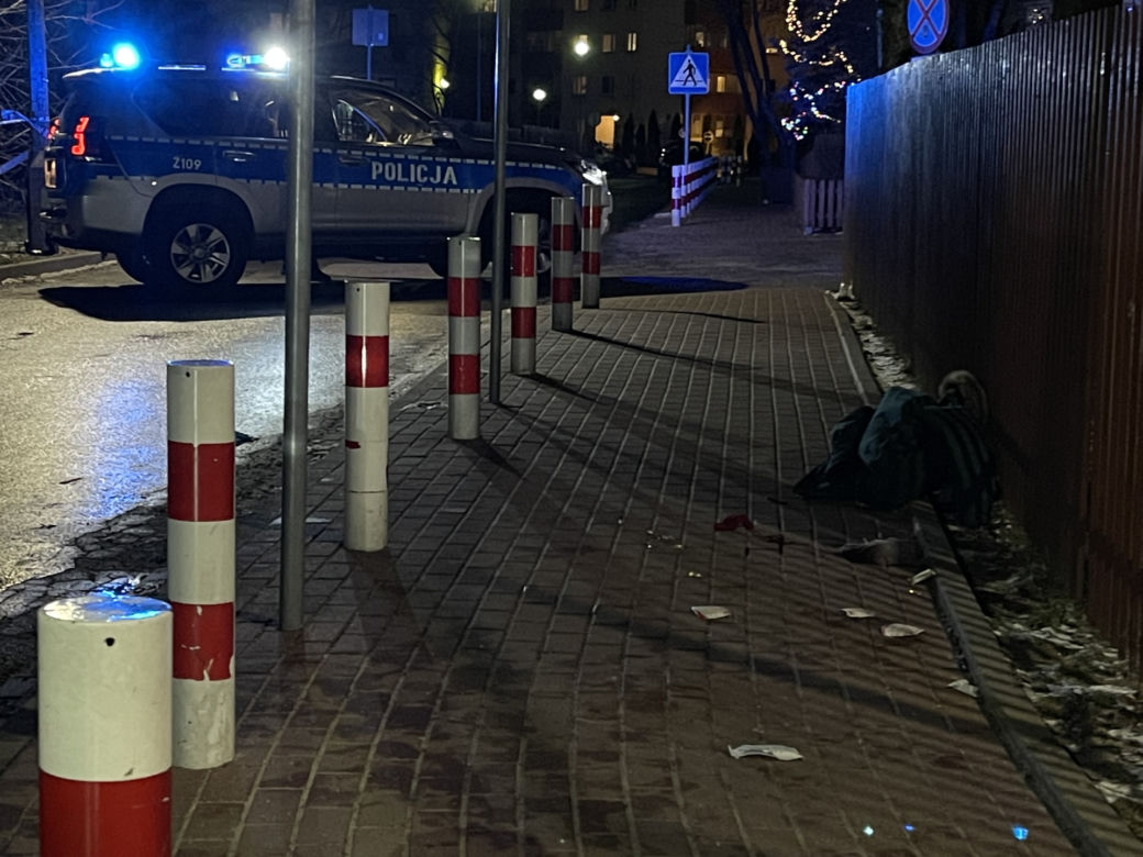 Krwawa jatka na Bemowie. Biegł ulicą z poderżniętym gardłem