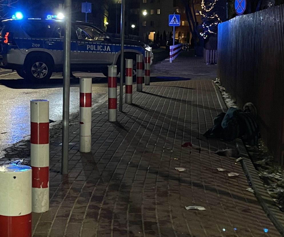 Krwawa jatka na Bemowie. Biegł ulicą z poderżniętym gardłem