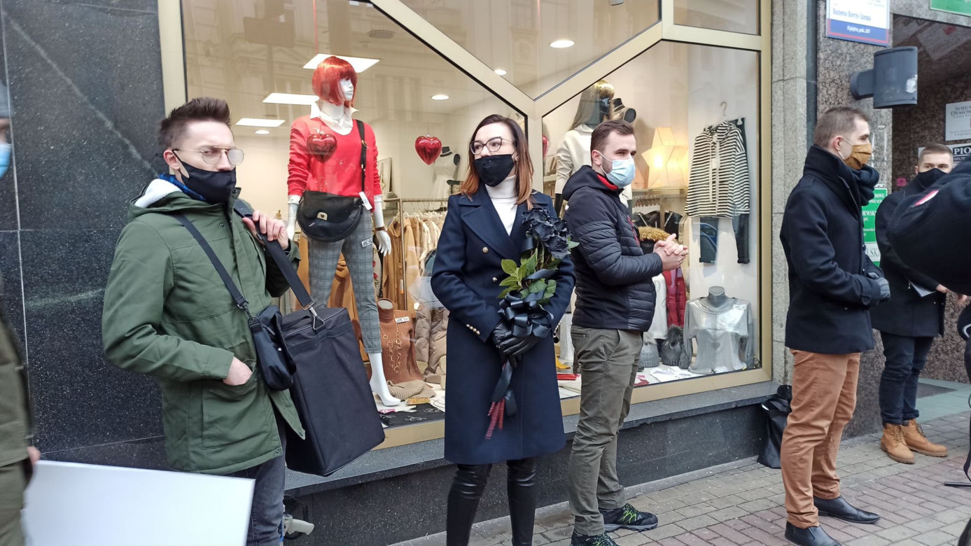 Protest branży ślubnej przed biurem PiS w Katowicach! Domagają się informacji od rządu kiedy będą mogli wrócić do pracy [ZDJĘCIA, WIDEO]