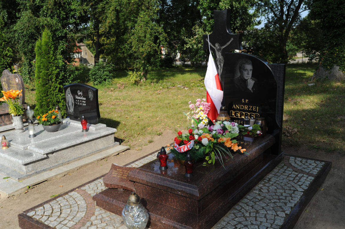 Tak wygląda grób Leppera w 8 rocznicę śmierci