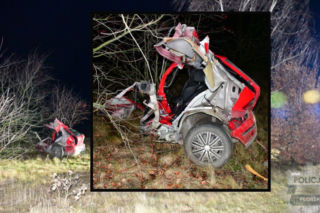 Pijany i naćpny rąbnął seatem w drzewo. Z auta zostały strzępy, pasażer zginął na miejscu