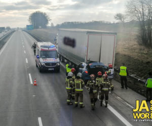 Alfa romeo wbiła się w ciężarówkę. Szokujące wypadek na A4 