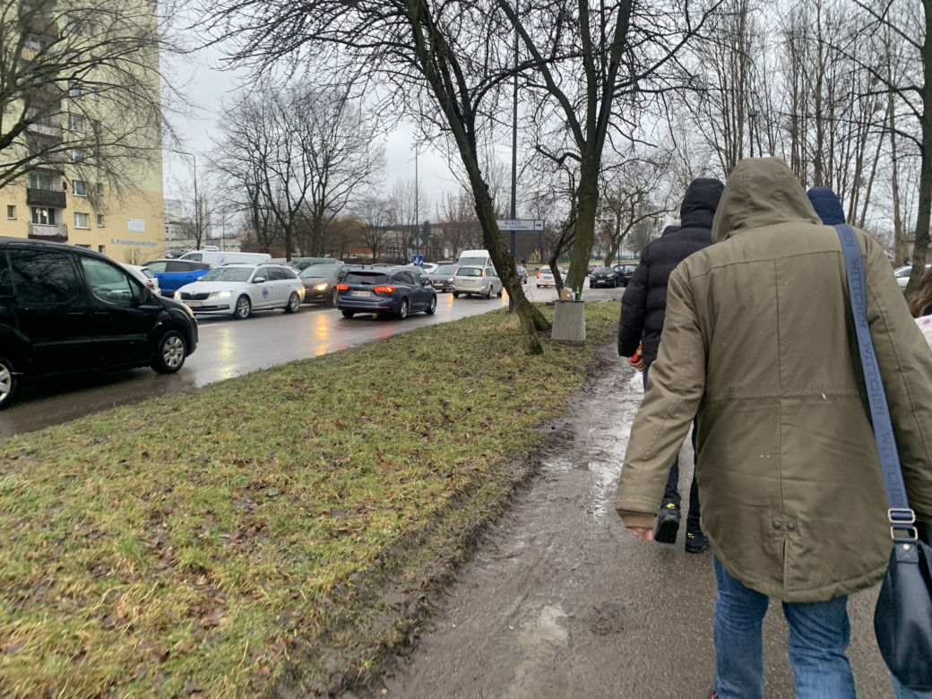 Mecz Zagłębia sparaliżował Sosnowiec.  Na ulicach wokół stadionu wytworzyły się ogromne korki, kibice nie mają gdzie parkować