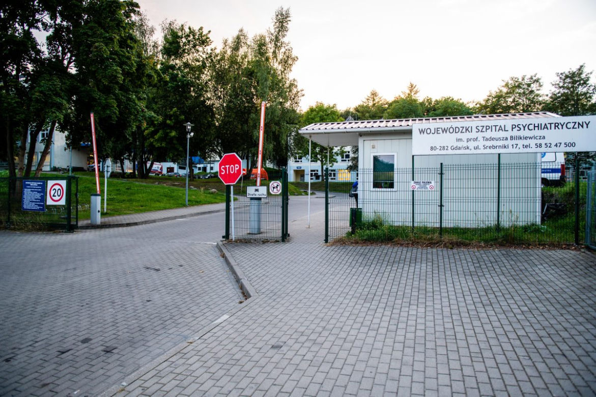 Konał na szpitalnej podłodze