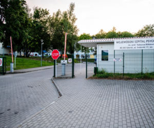 Konał na szpitalnej podłodze