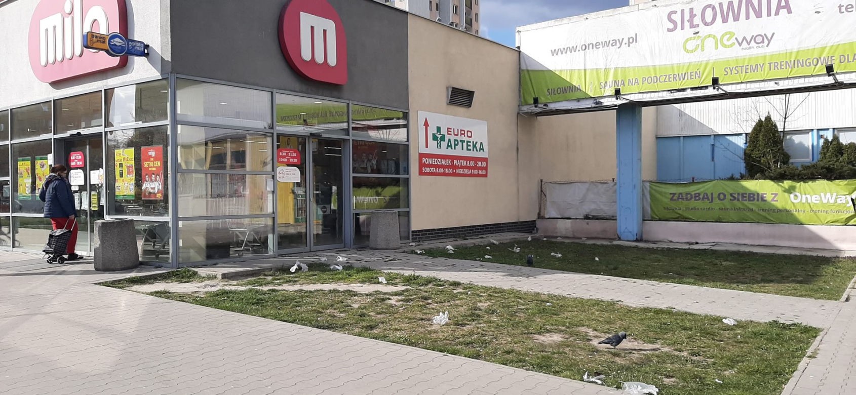 jednorazowe rękawiczki na trawnikach
