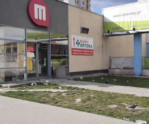 jednorazowe rękawiczki na trawnikach