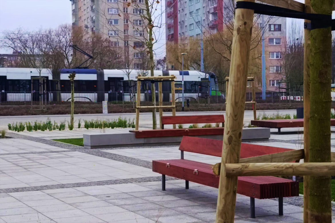 Plac przed Netto Areną po przebudowie
