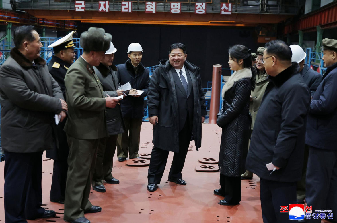 Kim Dzong Un grozi "nagłym uderzeniem i unicestwieniem wrogów". Pokazał wyrzutnie rakietowe