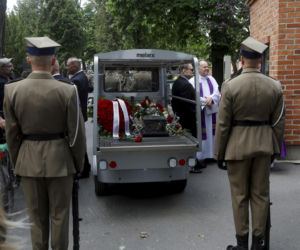Monika Olejnik na pogrzebie senatora Piesiewicza. Towarzyszył jej ukochany
