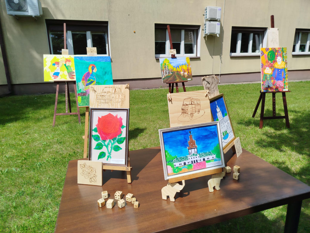 Przez lata ŚDS w Siedlcach działał w dwóch lokalizacjach, teraz już oficjalnie funkcjonuje w jednym miejscu, w budynkach dostosowanych do potrzeb osób z niepełnosprawnościami. 