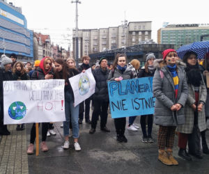 Setki młodych ludzi na ulicach Katowic! Protest klimatyczny na rynku [ZDJĘCIA]