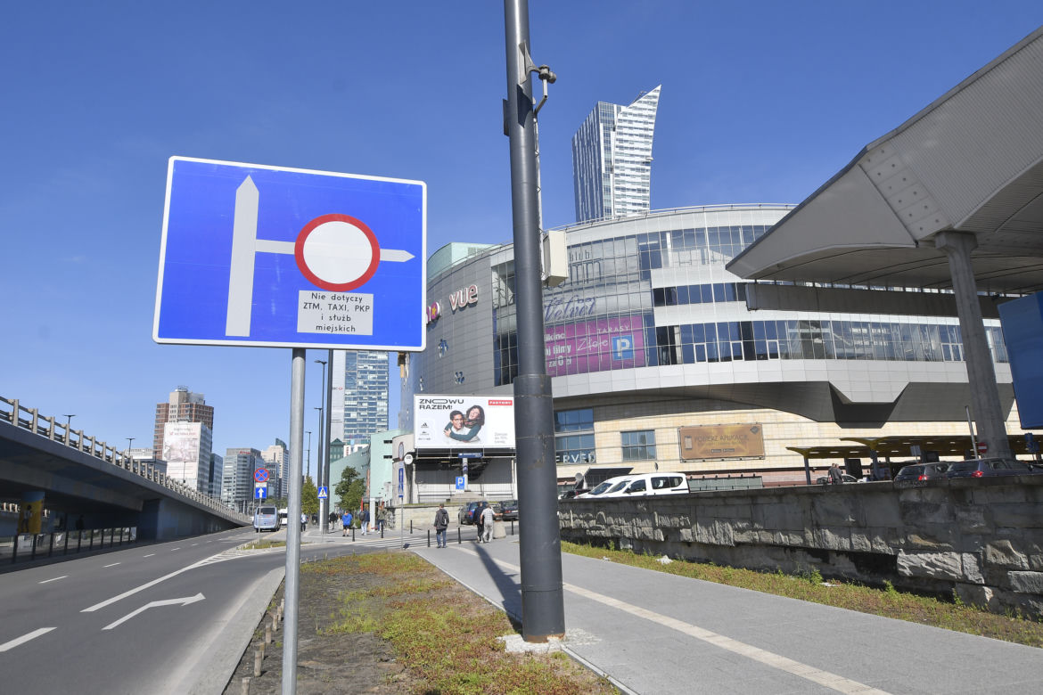 Taksówkarze wyrzuceni spod centralnego. Miejsca parkingowe stoją puste