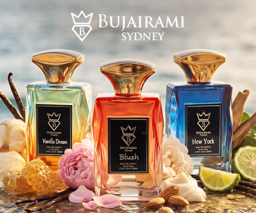 Trzy flakony perfum Bujairami na tle morza. O luksusowych zapachach w dobrej cenie przeczytasz na Eska.
