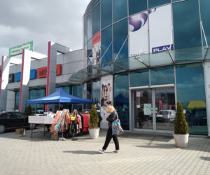 Zamość: Handel przed galerią Revia Park. Sprzedawcy przenieśli się przed galerię